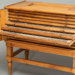 Typographia Sinica mit aufgeklappten Türen und herausgezogenen Schubladen.