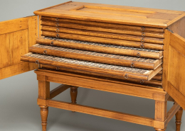 Typographia Sinica mit aufgeklappten Türen und herausgezogenen Schubladen.