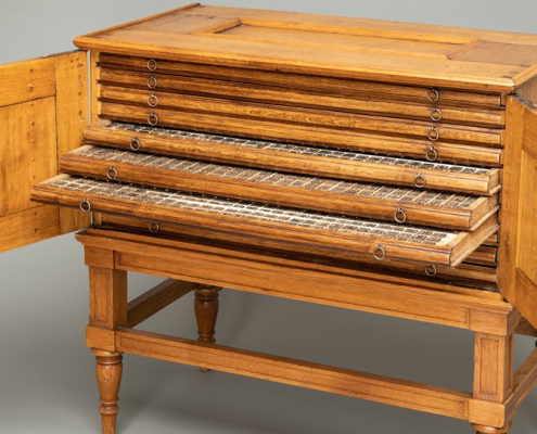 Typographia Sinica mit aufgeklappten Türen und herausgezogenen Schubladen.